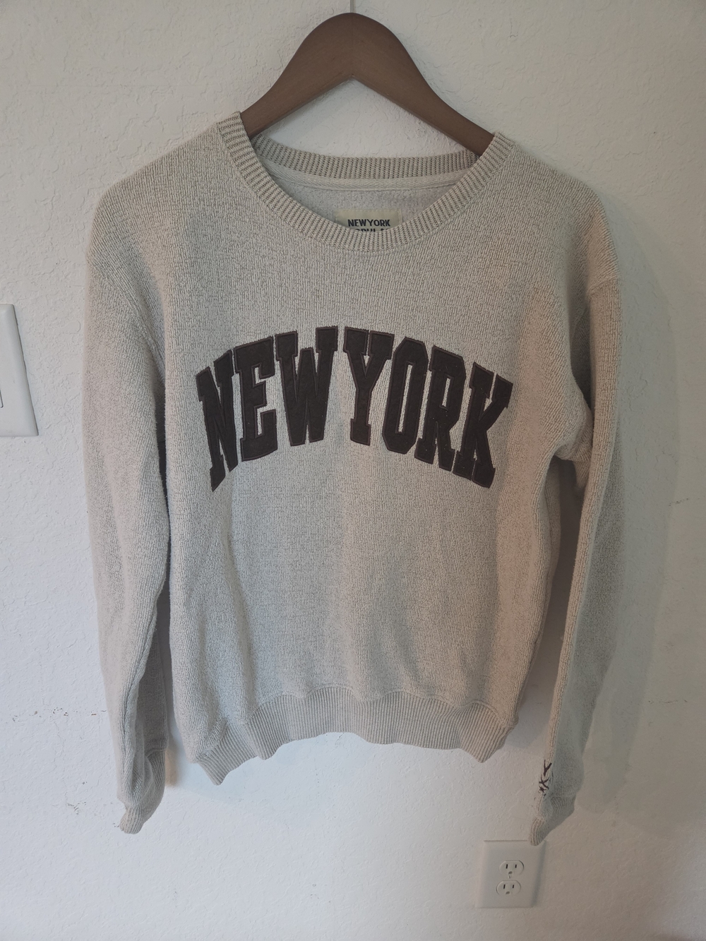New York Popular Mens Medium Sweatshirt Pullover Beige Brown Comfy